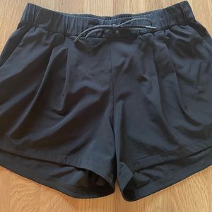 Lululemon Stroll at Sundown Shorts, size 6